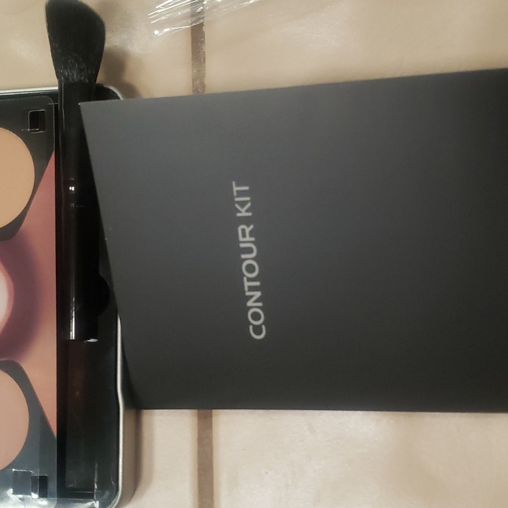 NEW!! ME MAKEOVER ESSENTIALS CONTOUR KIT - Picture 7 of 9